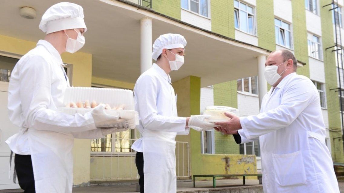 Пирожки и торт: орловские студенты поблагодарили врачей, борющихся с COVID-19