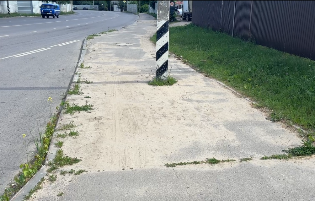 На некоторых улицах Орла до сих пор не убрали песок после зимы