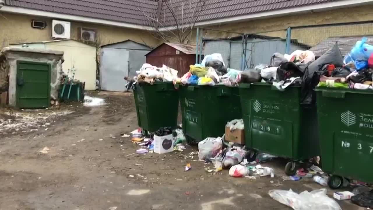 «Мы живем в антисанитарии»: жители ул. 4-Курская жалуются на переполненные мусорные контейнерны