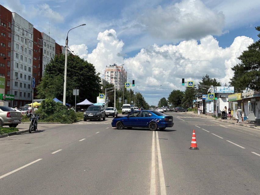 В Орле на улице Полесской водитель “Ниссана” при повороте столкнулась с мотоциклистом