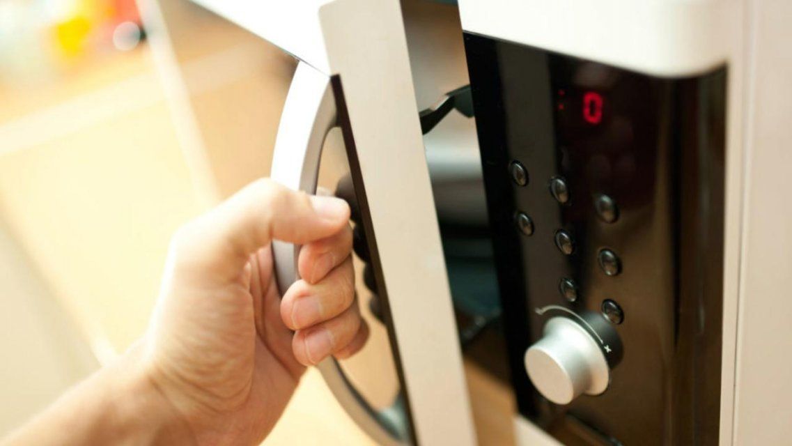 Амчанин украл у соседки микроволновку и попытался продать ее прохожим