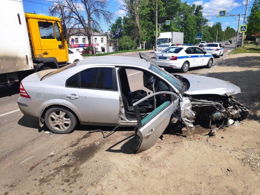 В Орле «Форд Мондео» врезался в столб