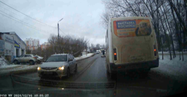 В Орле заметили маршрутку, из-за действий водителя которой едва не случилось ДТП