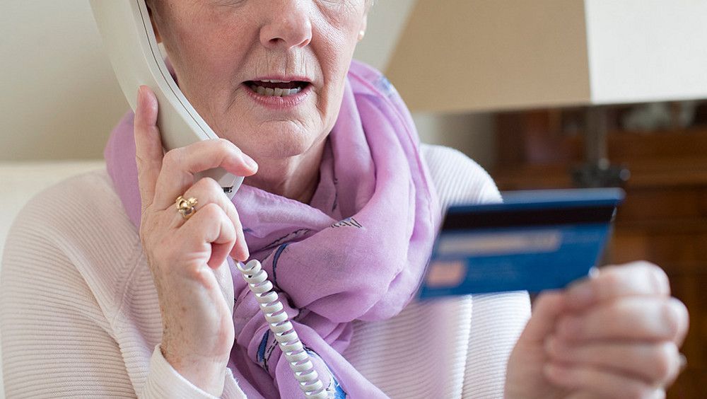 Орловская пенсионерка перевела на «безопасный» счет мошенников почти 1 млн рублей