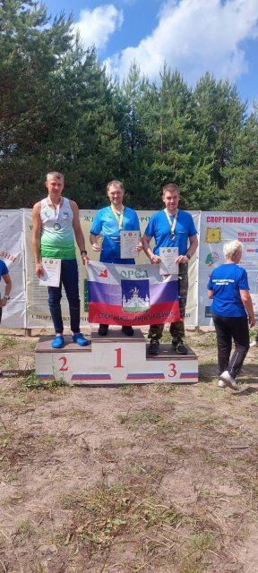 С отрывом друг от друга в 3 секунды, пробежав в сумме 20 км