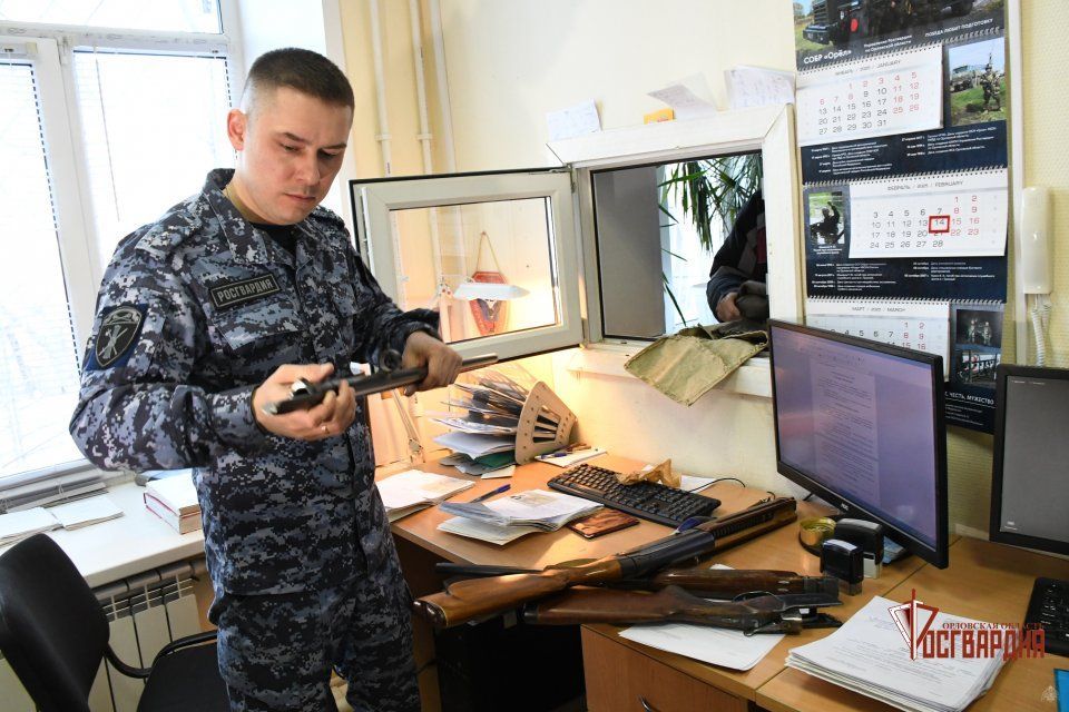 Житель Орла добровольно сдал в Росгвардию найденное оружие