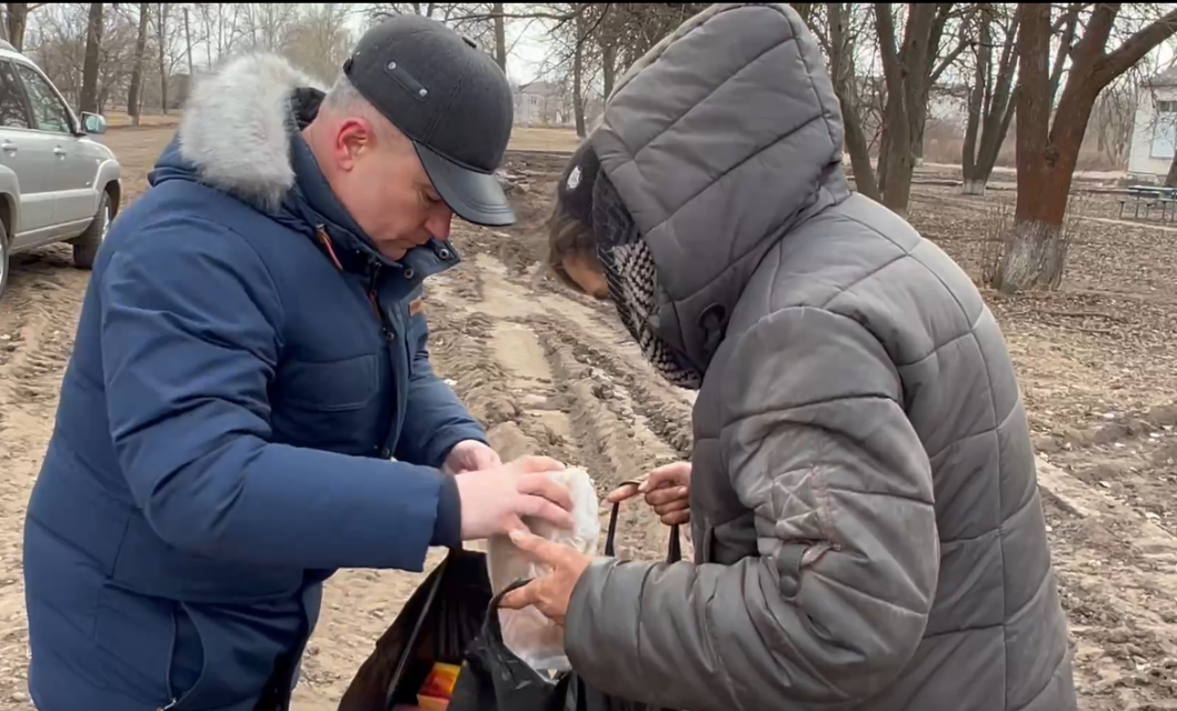 Глава Кромского района Андрей Усиков накормил местных жителей села в ЛНР