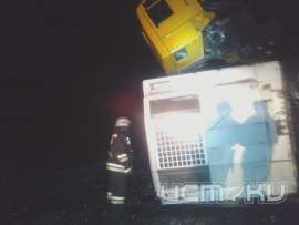 В Свердловском районе опрокинулся КАМАЗ