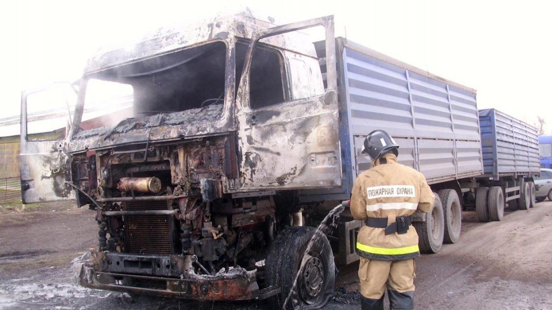 Фотофакт: под Ливнами полыхала фура