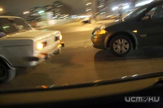 В Орле из-за несоблюдения дистанции «Ниссан» врезался в «копейку»