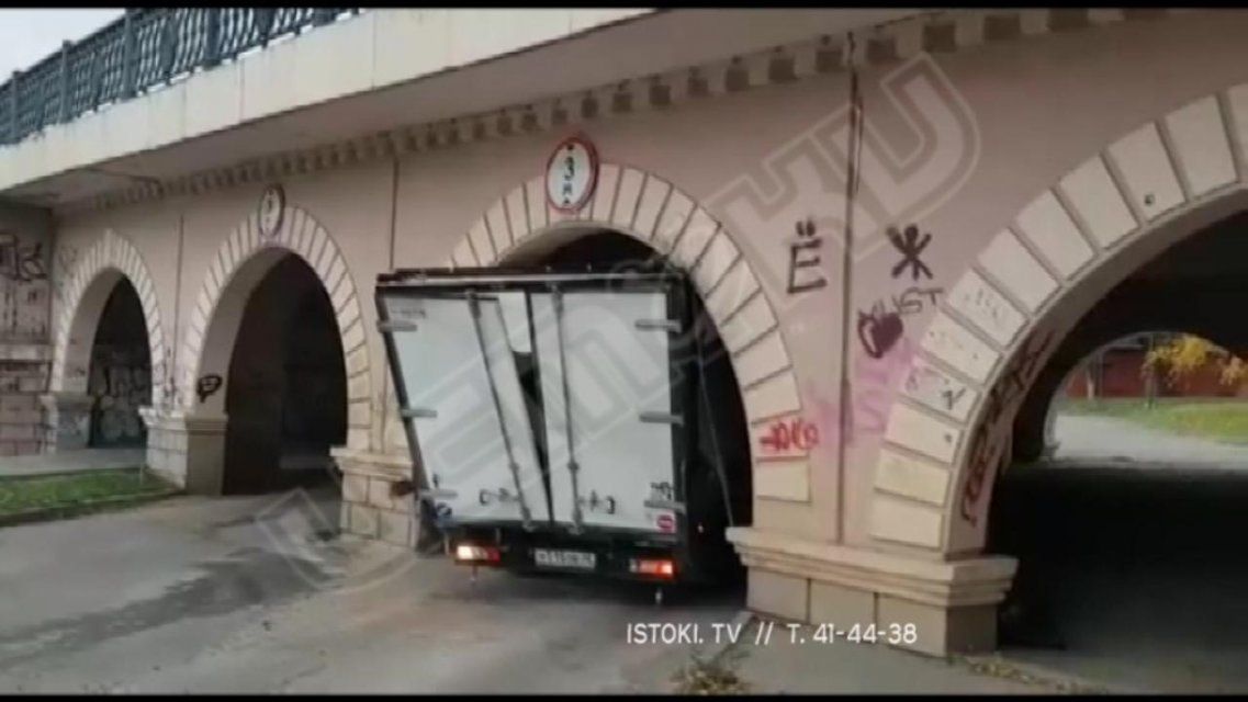Видео: «мост глупости» в Орле не покорился очередному грузовику