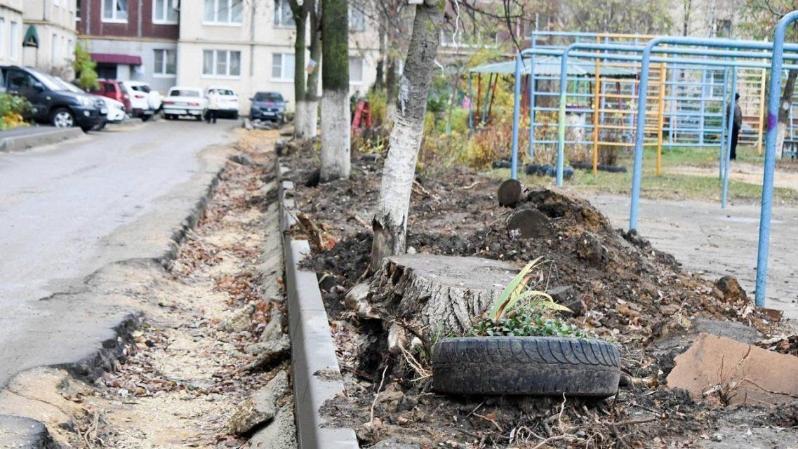 Разрыли и бросили: об одном из орловских дворов забыл подрядчик