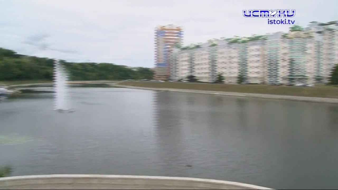 Скамейки и урны смотрят в разные стороны, дорожки превратились непонятно во что