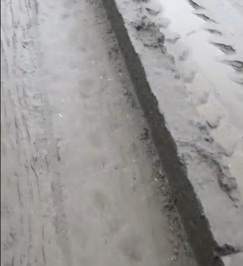 Тротуары в Лужках остаются грязными, несмотря на обещания мэра