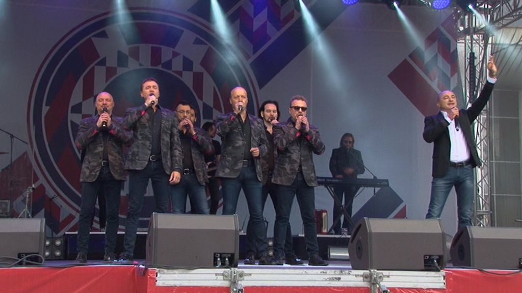 Спели с народом: на главной площади Орла выступил «Хор Турецкого»