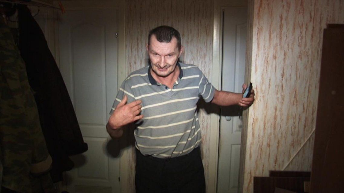 Безумства буйного соседа пожилой орловчанки обернулись уголовным делом