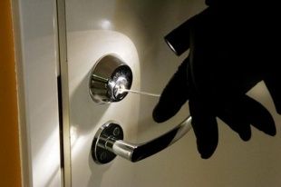 В поселке Колпна задержан подозреваемый в краже из квартиры местной жительницы