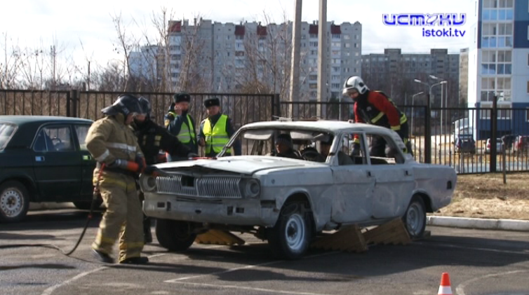 Автомобиль наехал на препятствие. Для сотрудников МЧС смоделировали аварийную ситуацию. Кто справился с задачей лучше остальных и отправится на этап соревнований в ЦФО?