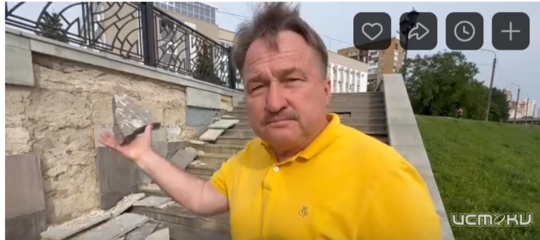 С одной стороны-новый фонтан, с другой-падающие гранитные плиты в центре Орла