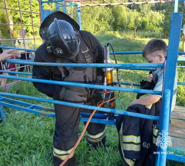 Орловские спасатели помогли мальчику выбраться из железного плена 