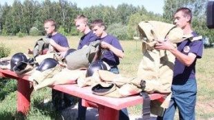 Простые жители помогают тушить пожары