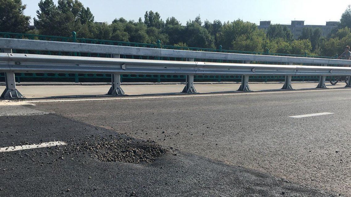Не прошло и недели: на мосту Дружбы в Орле уже замечены ямы