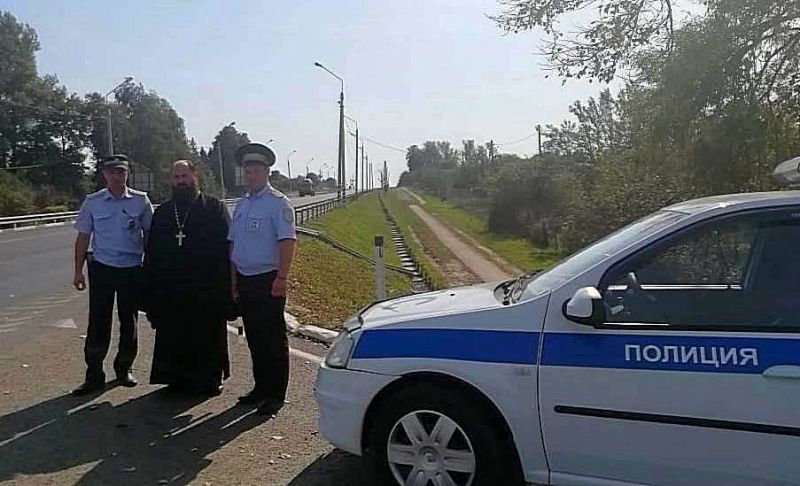 На Орловщине сотрудники ГИБДД вышли в рейд со священником