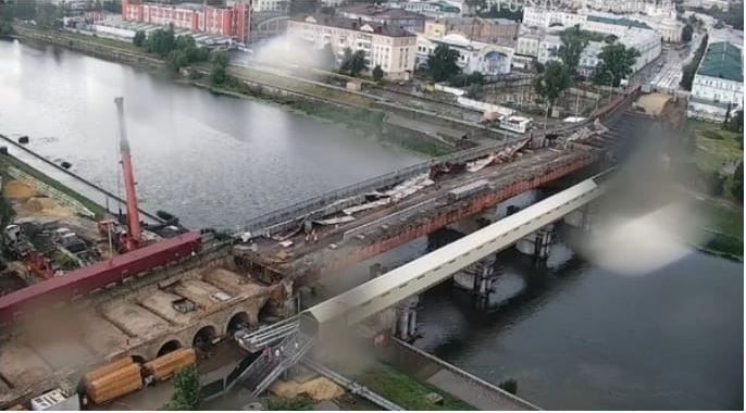 На Красном мосту завалился забор