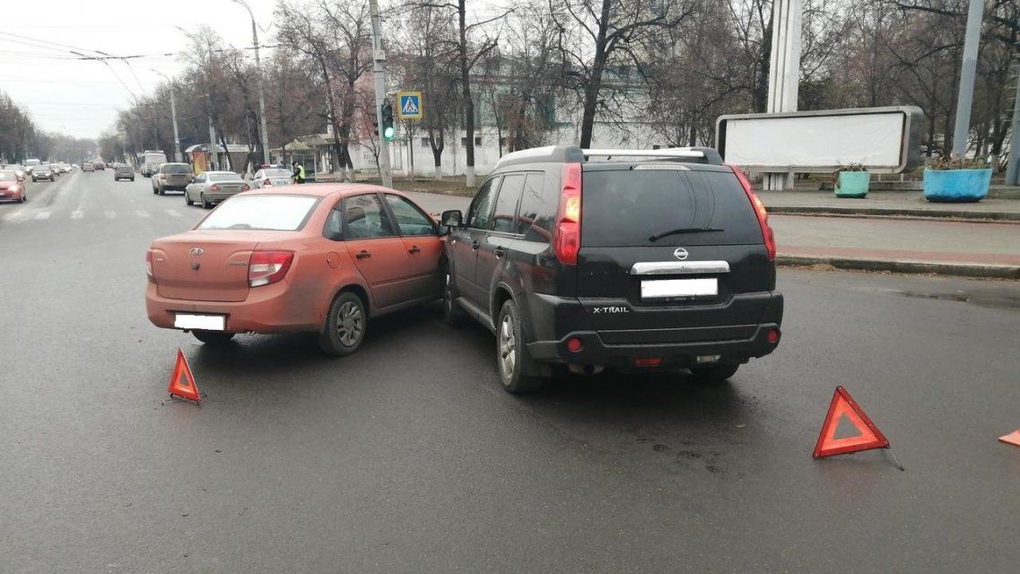 В утренний час пик оживленный перекресток в Орле не поделили два водителя