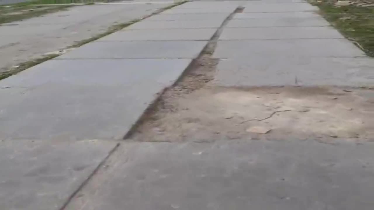 Тротуар на улице Приборостроительной рядом с бизнес-центром "Модус" превратился в руины