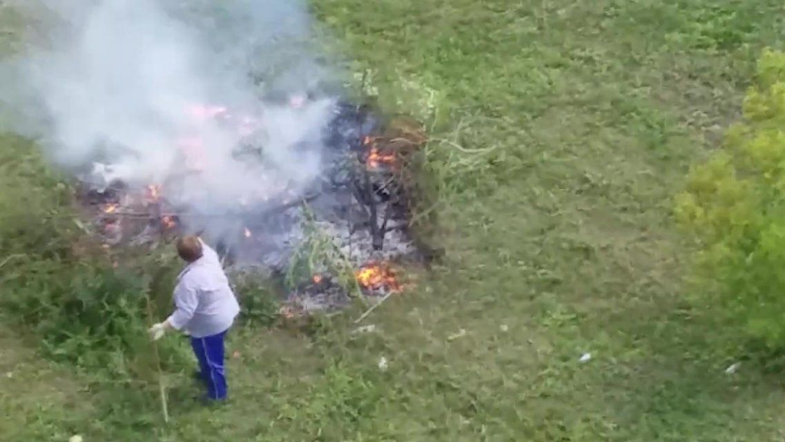 Видео: орловчанка развела костер возле многоэтажки