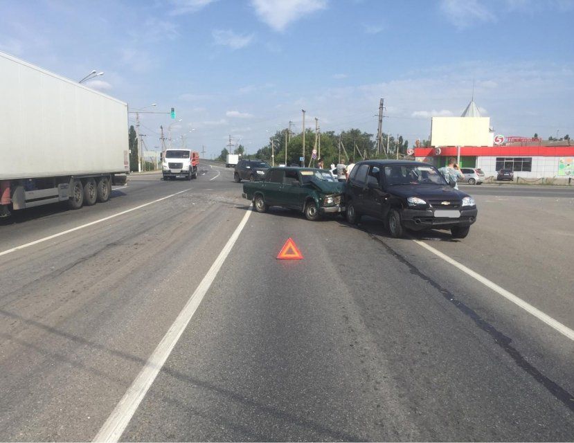 На трассе под Орлом не смогли разъехаться «Нива» и «ВАЗ-семерка»