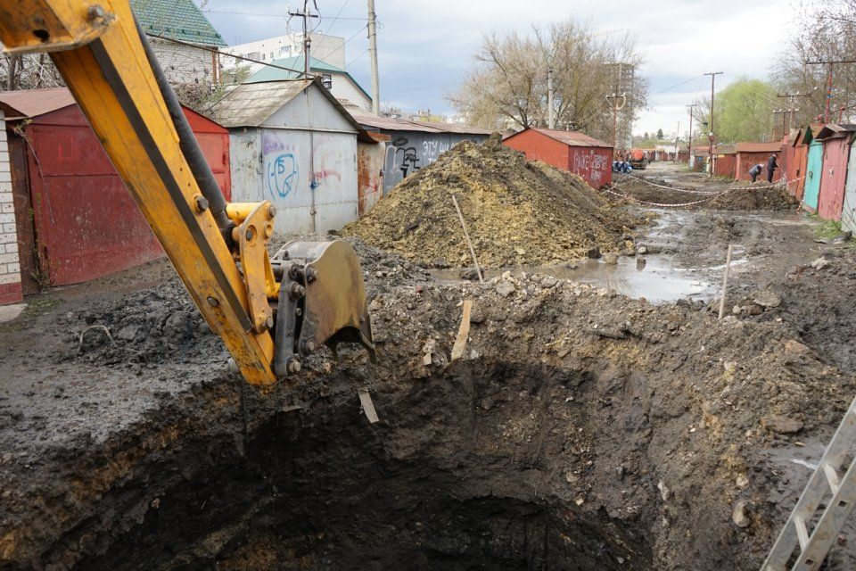 Пятые сутки бригады «Орелводоканала» устраняют аварию на канализационном коллекторе на улице Городской в Орле
