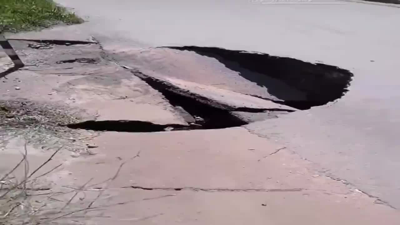 В центре Орла провалился асфальт