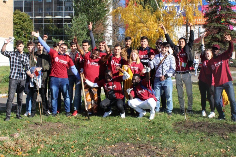 «Аллея дружбы народов»: иностранные студенты высадили в Орле рябины