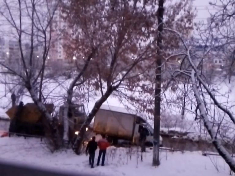 Видео: в Орле вытаскивали угодившую в люк «Газель»