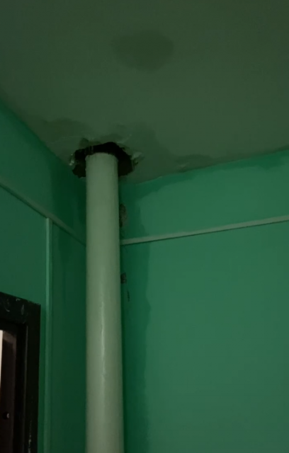 Дождевой фонтан по трубам в подъезде. Такое наблюдали орловчане на ул. Емлютина