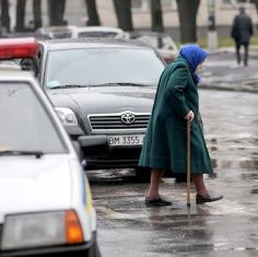 Двое пожилых людей попали под колеса автомобилей, один из них - насмерть