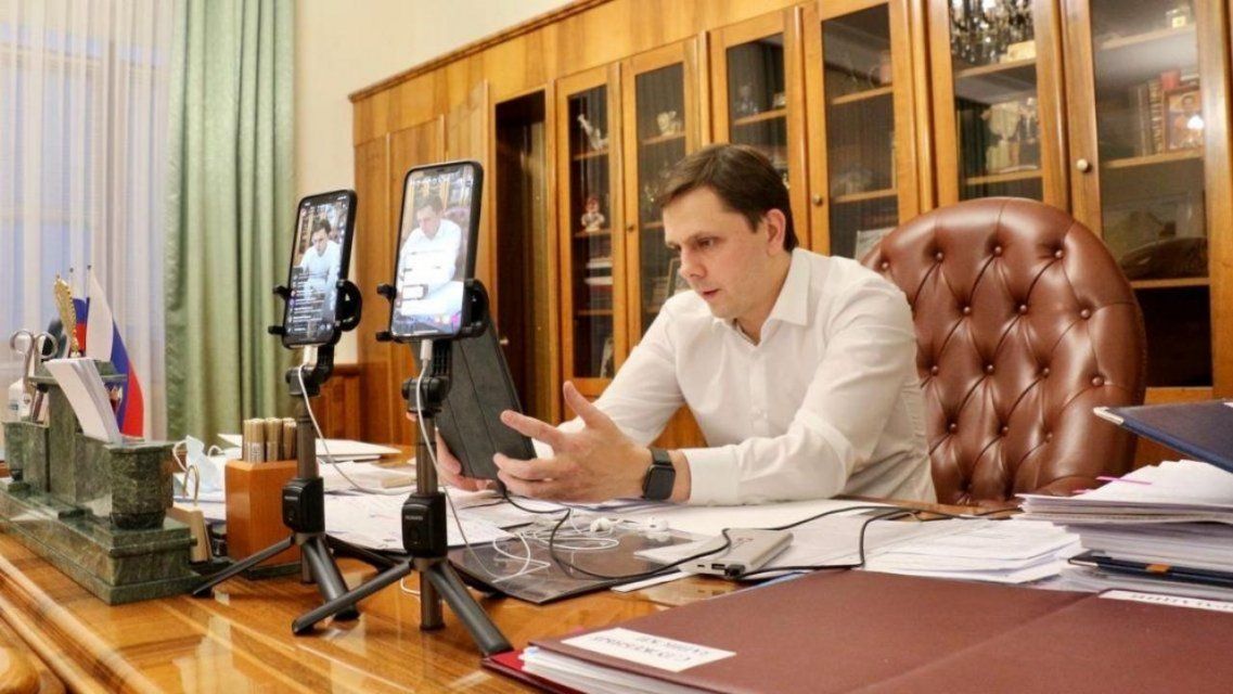 Орловчанке, у которой заболели родители, губернатор посоветовал не ходить по барам