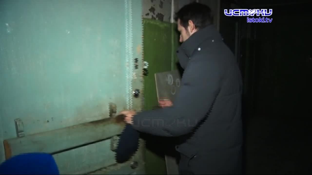 То кипяток, то фекалии. От аварийной ситуации страдают все: и жильцы, и магазины рядом. Управляющая компания с проблемой разбираться не торопится