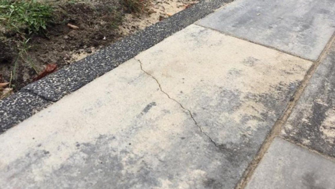 Фотофакт: в детском парке Орла уже растрескалась новая плитка