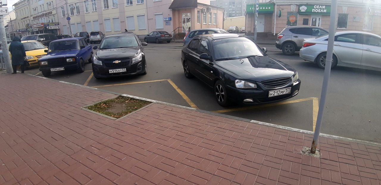 Глазами очевидцев: некоторые орловские автомобилисты паркуются на остановке общественного транспорта