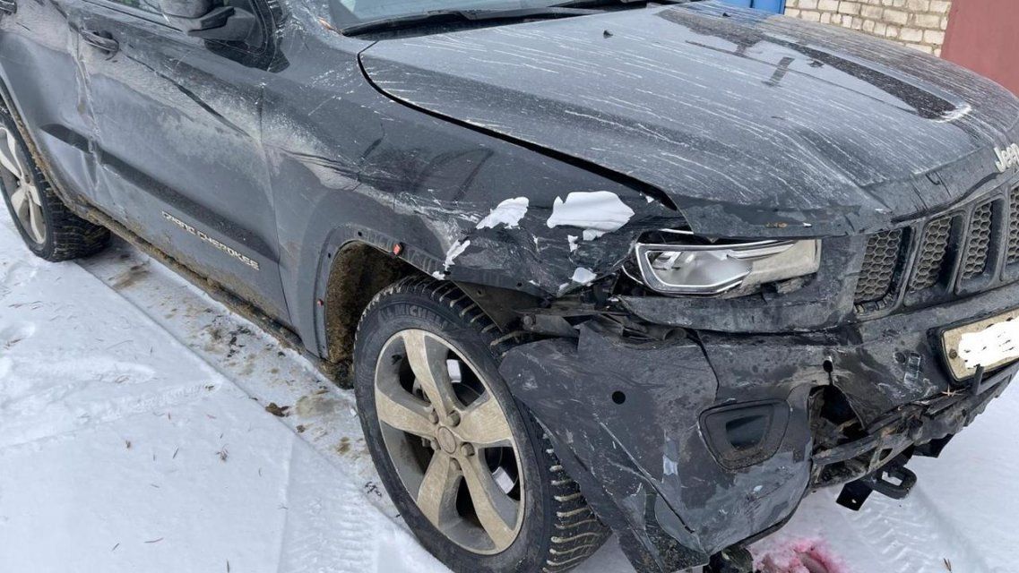 В Орле «Renault» при развороте въехал в Jeep Grand Cherokee