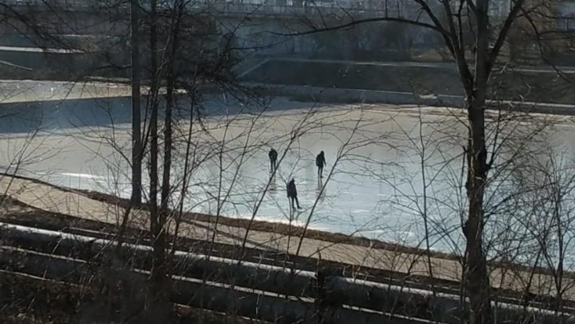 Фоторепортаж: орловчане устроили каток на неокрепшем льду возле набережной