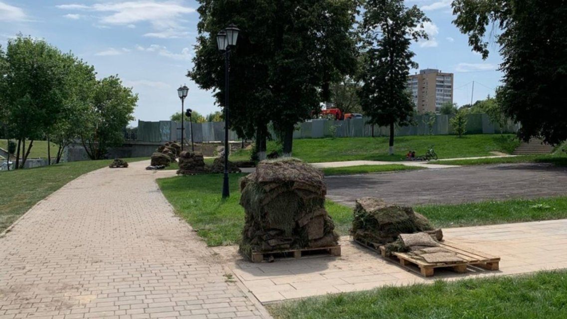 В детском парке меняют недавно уложенный газон из-за слишком активных орловчан