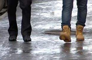 Более ста человек травмировались на скользких улицах Орла