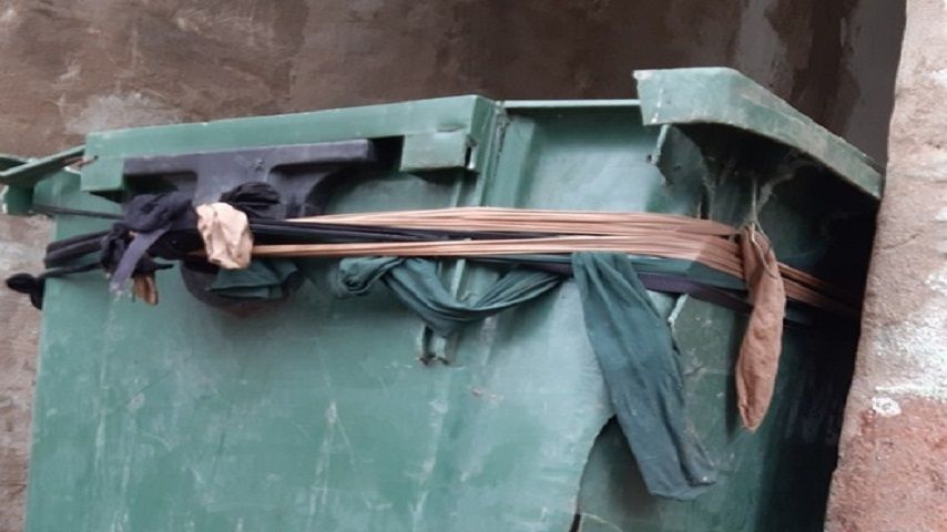 Орловчане скрепляют старые контейнеры колготками