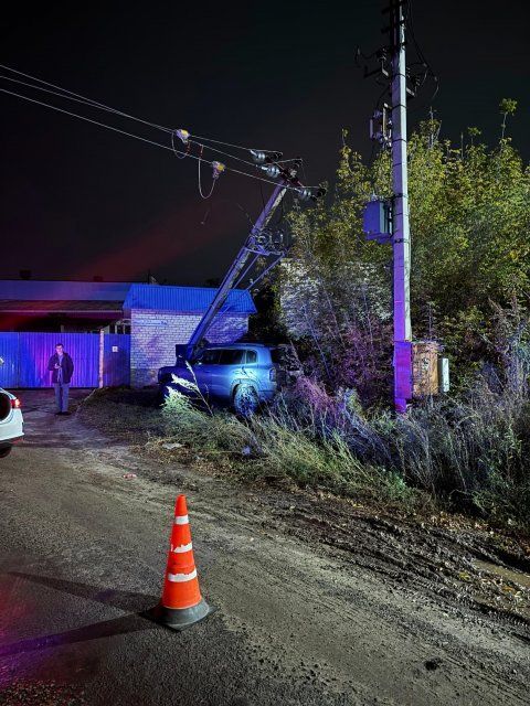 В Орле иномарка врезалась в столб. Пострадал водитель 