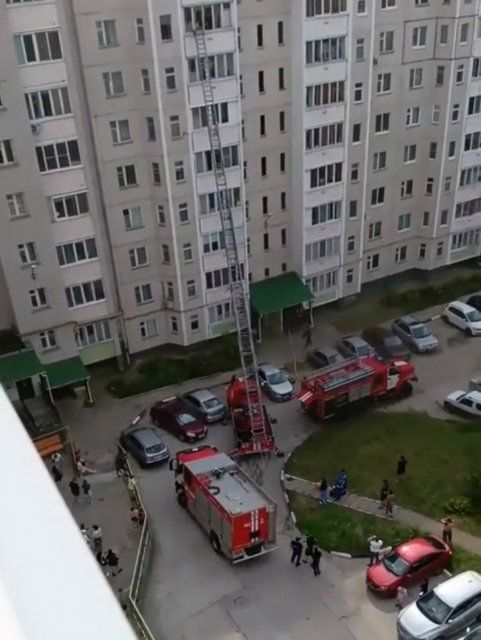 Орловские огнеборцы вынесли из горящей квартиры двух детей