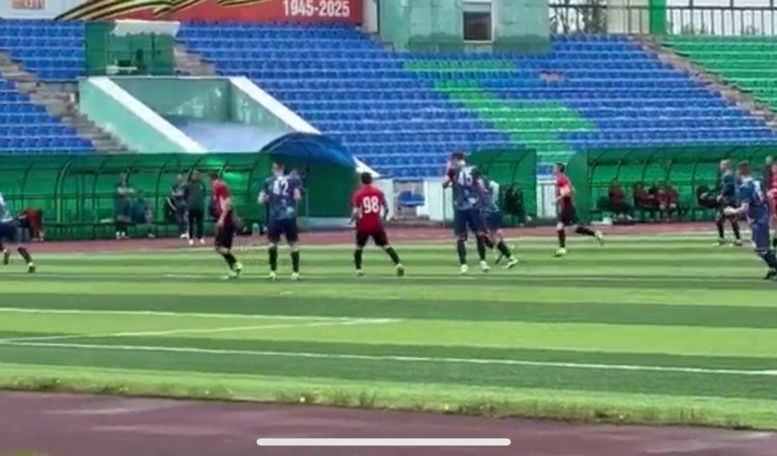 На главном поле стадиона Ленина в Орле сегодня решилась судьба Кубка Победы по футболу